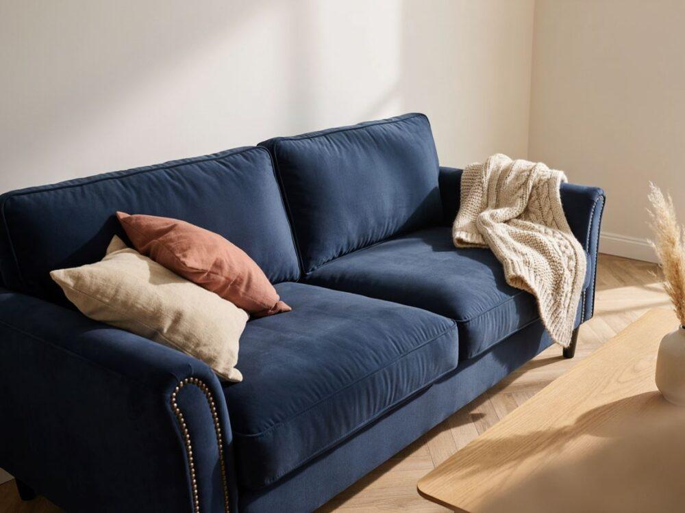 granatowa sofa welurowa